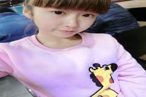 李宛妲简介:因故来到美国唐人街的叶问,意外卷入一场当地军方势力与华人武馆的纠纷,面对日益猖狂的民族歧视与压迫,叶问挺身而出,在美国海军陆战队军营拼死一战,以正宗咏春,向世界证明了中国功夫。 www.23ui.com 电影《叶问4:完结篇》中国大陆2019超清免费在线观看... 中国大陆动作片10.0分 导演:叶伟信主演:甄子丹 吴樾 吴建豪 斯科特阿金斯 李宛妲简介:一代咏春拳宗师叶问(甄子丹 饰),平生与各路高手交手无数,桃李天高清免费观看完整版(cemar.cn)。然而在时间面前不免要败下阵来。经医生诊断,叶师父罹患头颈癌,去日无多。而就在此时,爱徒李小龙的洋人徒弟找上门来,邀请叶师父前往美国旧金山观看空手道大赛,亲眼见证李小龙向世人展示中国功夫。与此同时,叶师父又要为了儿子美国求学的事宜奔走,却因李小龙开放包容的行止而受到唐人街中华武术会万师父的刁难。 传统与现代,保守与包容,中西方文化激烈碰撞。而叶师父也将在异国他乡迎来他的终极之战…… 播放